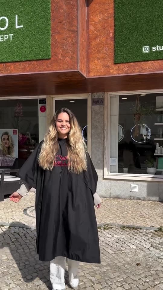 Cliente à porta do estúdio, a sorrir depois da marcação