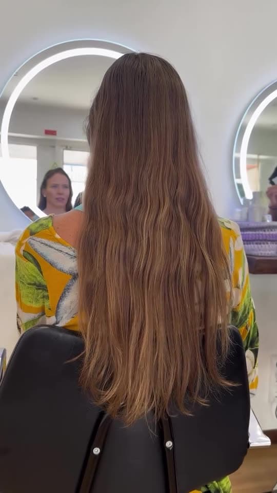 Cabelo comprido acabado de trabalhar, em frente aos espelhos do estúdio